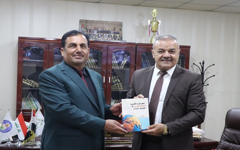 تدريسي في كلية الآداب يؤلف كتاباً عن الجغرافية الاقليمية للوطن العربي