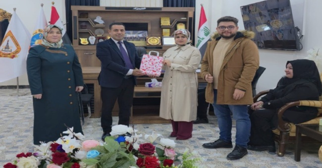 Honoring the official of the volunteer work unit at the College of Basic Education