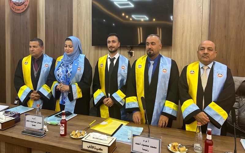 تدريسي يشارك في مناقشة الرسالة