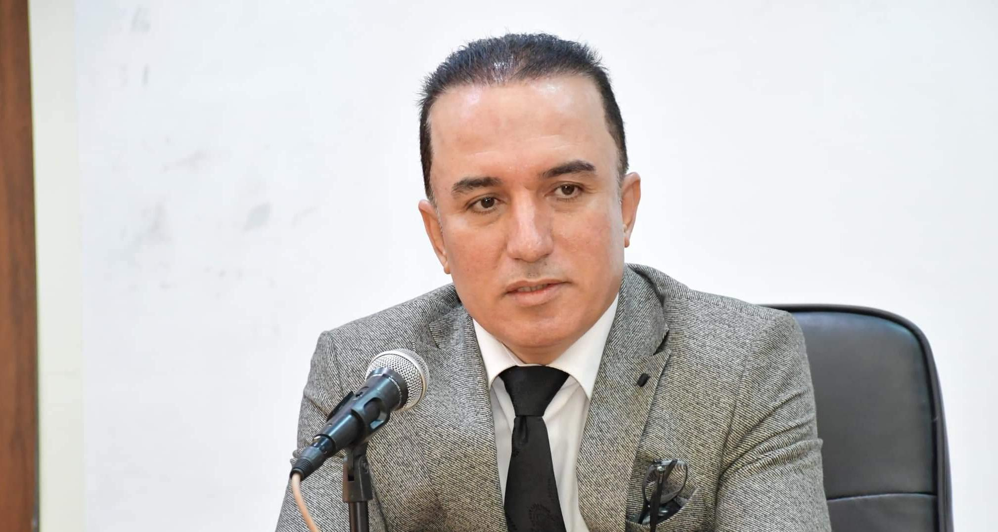 السيد العميد يجتمع بموظفي الكلية كافة