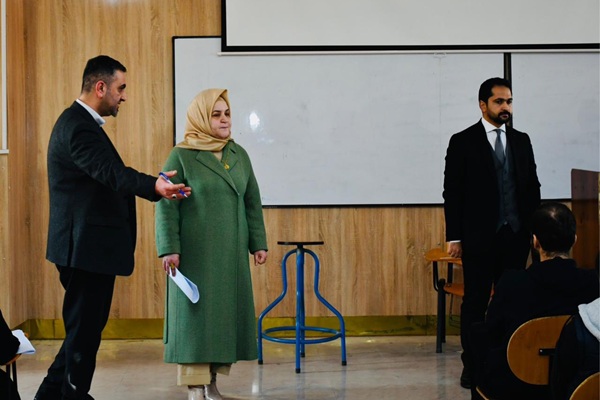 استمرار الامتحانات في كلية ...