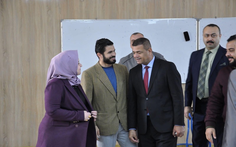 السيد مساعد رئيس الجامعة للشؤون العلمية برفقة السيدة العميد يتفقدون سير امتحانات نصف السنة في كلية الهندسة