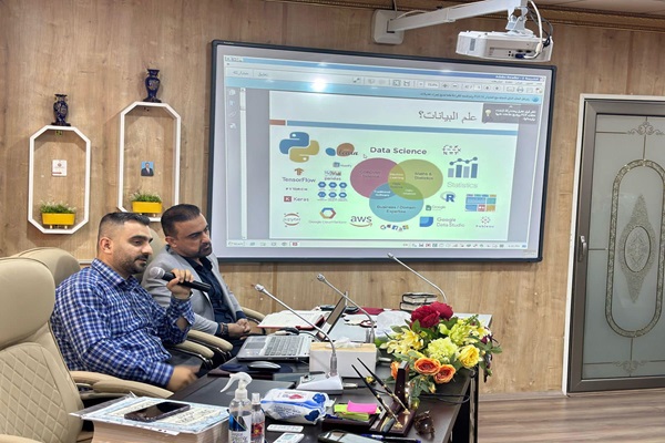 تدريسي من كلية الهندسة يلقي محاضرة عن الذكاء الاصطناعي وعلم البيانات في مؤسسة تعليميّة
