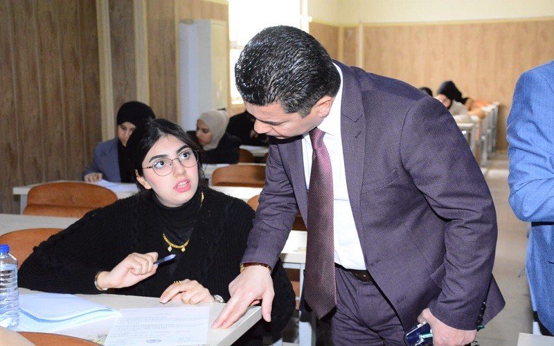 عميد كلية القانون والعلوم ...