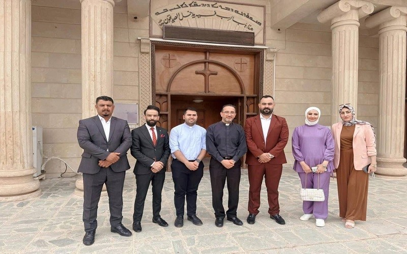 أساتذة وموظفي وطلبة كلية ...