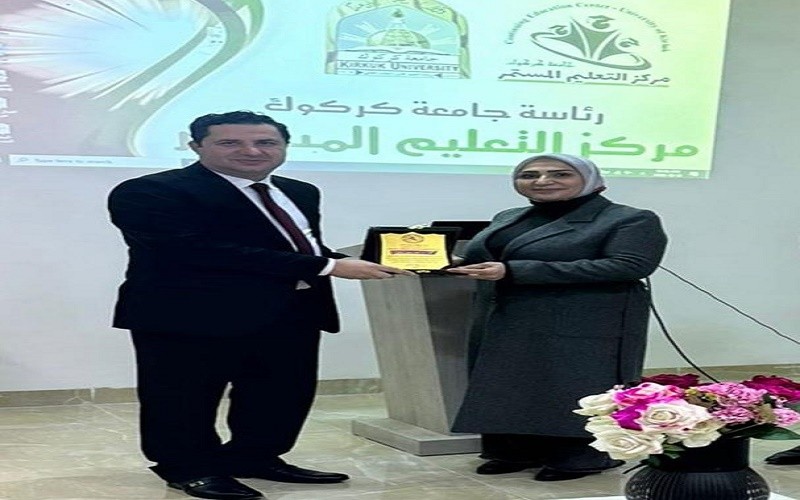 تكريم علمي لتدريسي في كلية ...