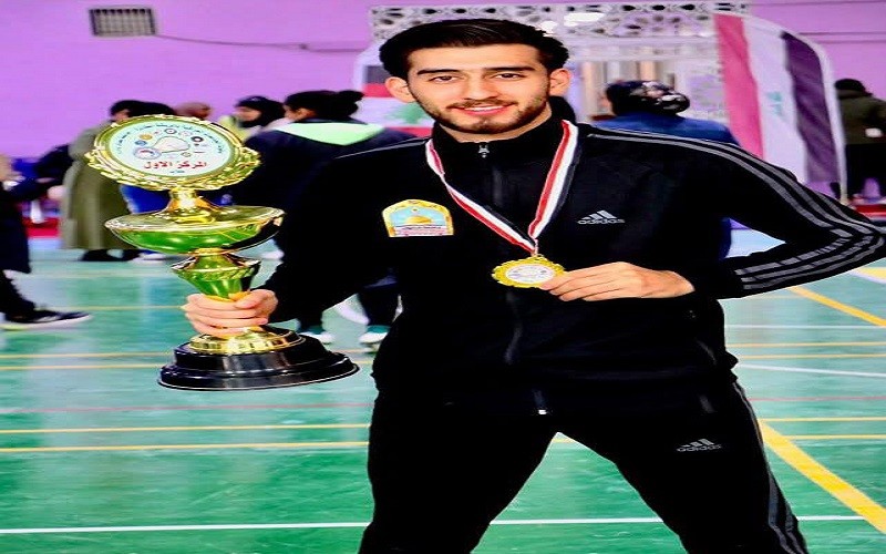 طالب من كلية القانون ...