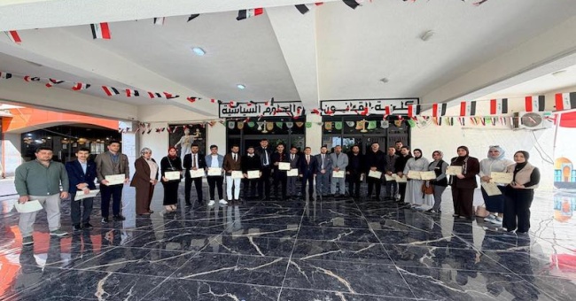 عميد كلية القانون والعلوم السياسية يُكرم ممثلي الطلبة تثميناً لدورهم في تعزيز التواصل الأكاديمي