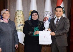 عميد كلية القانون والعلوم السياسية يرعى تكريم مسؤولة وحدة الأعمال التطوعية في الكلية