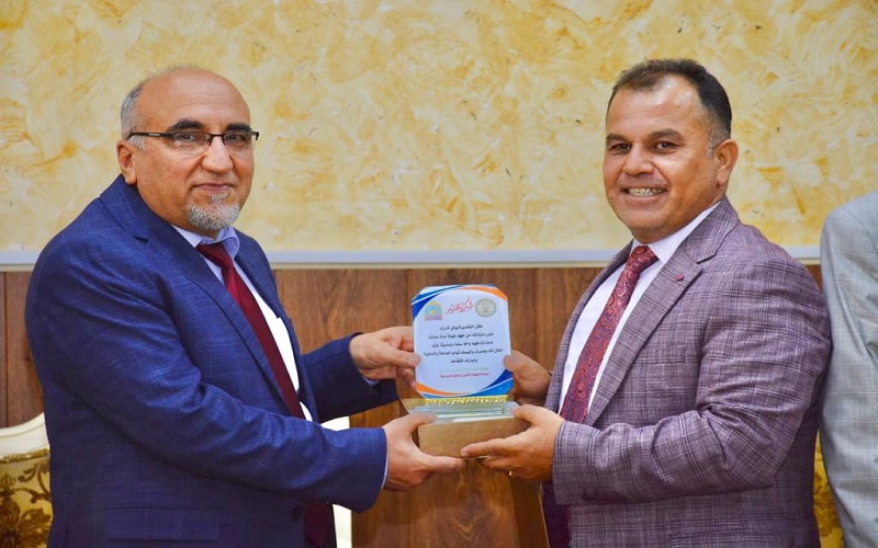 كلية القانون تقيم احتفالية تكريم احد موظفيها