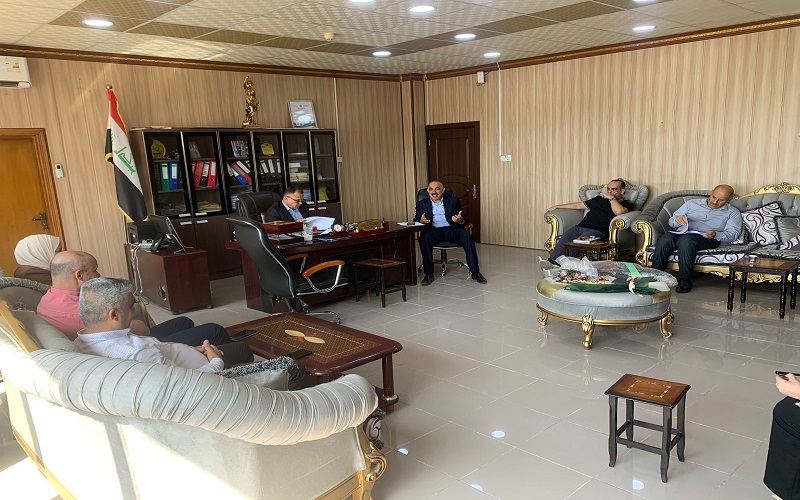 معاون العميد للشؤون الادارية يعقد اجتماعا مع مدراء الشعب والوحدات الادارية في الكلية