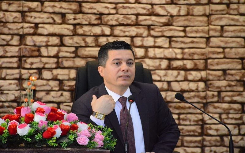 عميد كلية القانون والعلوم السياسية يترأس اجتماعاً مع الكادر الوظيفي والإداري في الكلية