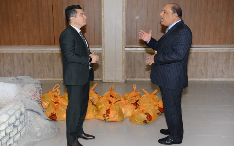 كلية القانون العلوم السياسية توزع سلاّت غذائية على منتسبيها من الكادر الخدمي