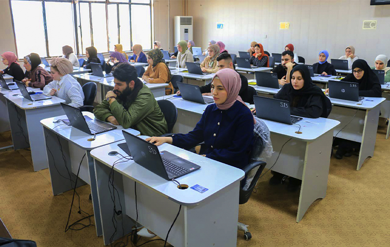 طلبة كلية الطب ...