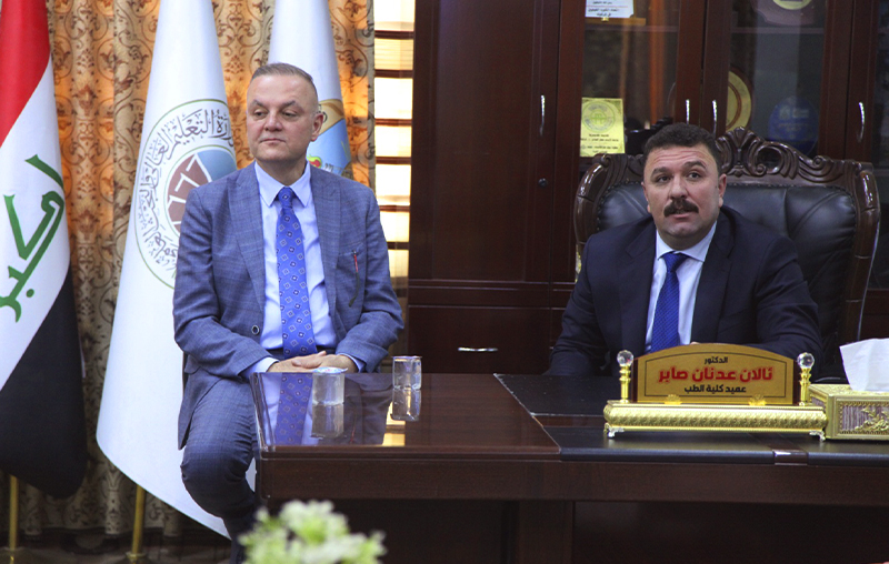 عميد الكلية الطب يستقبل كل من النائب غريب عسكر التركماني والدكتور محمود ماهر مدير مستشفى كركوك العام والوفقد المرافق لهم