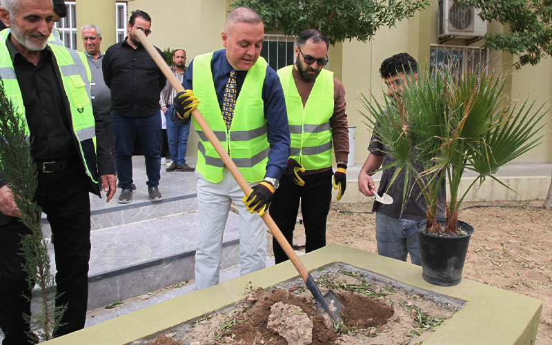 كلية الطب تقيم حملة تشجير في اروقتها