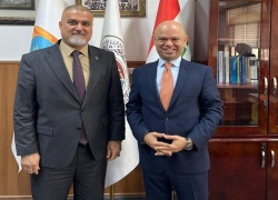 عميد كلية التمريض يهنّئ مساعد رئيس جامعة كركوك للشؤون الإدارية بمناسبة تسنّمه المنصب