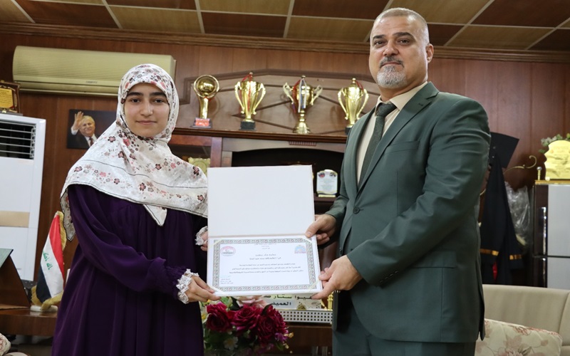 السيد عميد الكلية يكرم الطالبة الاولى على المرحلة الاولى في كلية التمريض 