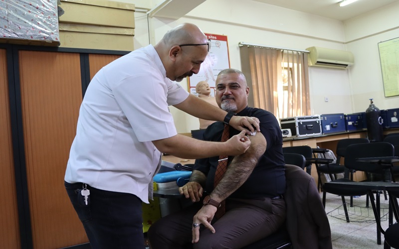 كلية التمريض جامعة كركوك تجري تطعيم الكادر التعليمي والاداري والطلبة بلقاح الانفلونزا الموسمية