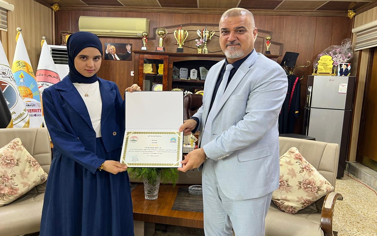 السيد عميد الكلية يكرم الطالبة الاولى على المرحلة الاولى في كلية التمريض