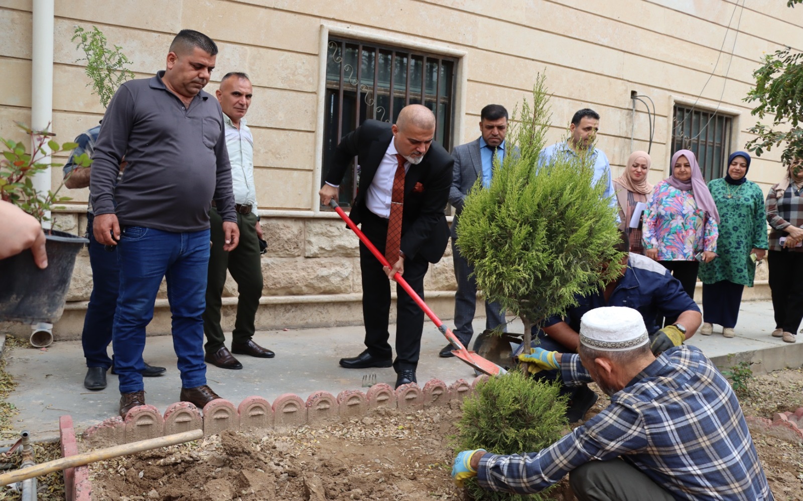 كلية التمريض تنظم حملة لتشجير اروقتها بأشجار متنوعة