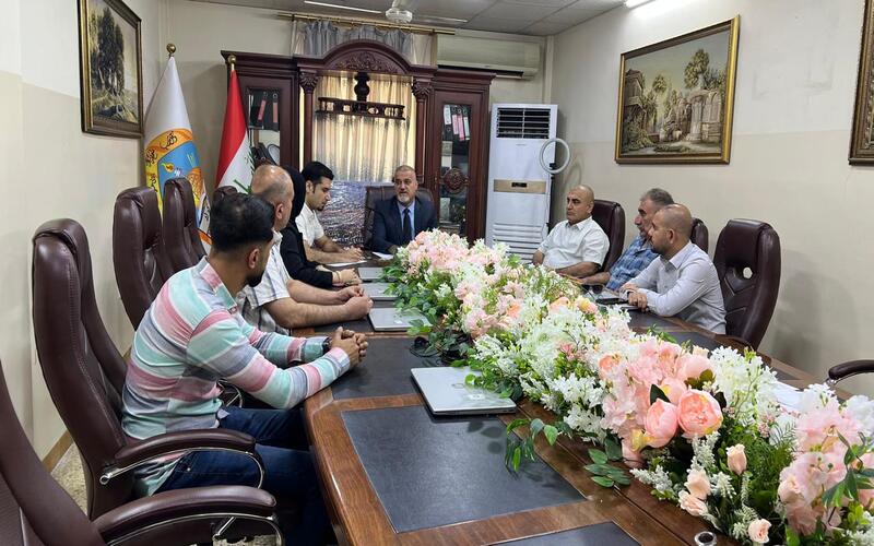 السيد عميد كلية التمريض يترأس اجتماعاً مع اللجنة المشرفة على التقاط صورة تخرج طلبة المرحلة الرابعة للعام الدراسي ٢٠٢٤-٢٠٢٥ في كلية التمريض