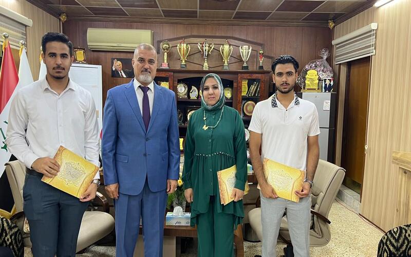 السيد عميد يكرم فريق كلية التمريض بشهادة تقديرية للمشاركتهم في نشاط  منافسات البطولة الوطنية للمعلومات