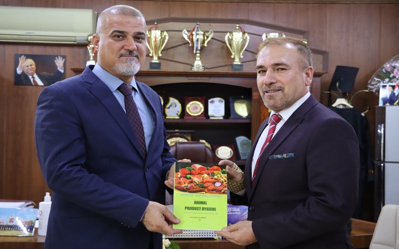 اهداء كتاب علمي الى كلية التمريض بجامعة كركوك