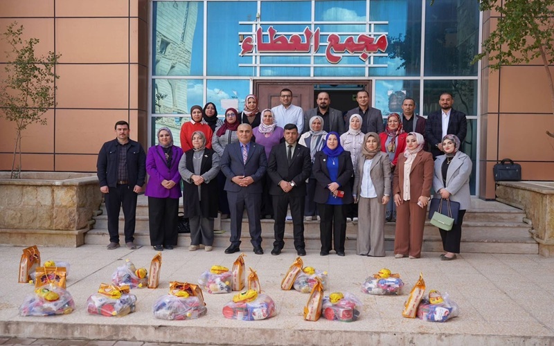 كلية التمريض توزّع سلات غذائية على طلبتها