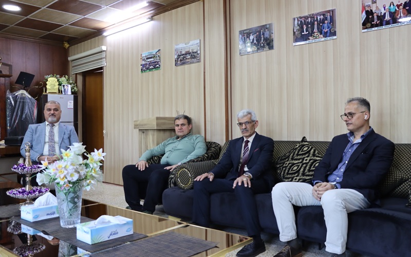 رئيس نقابة التمريضيين فرع كركوك يزور كلية التمريض