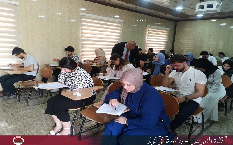 السيد عميد كلية التمريض يتفقد سير الامتحانات النهائية التقويمية الدور الثاني لطلبة الدراسة الاولية للدراستين الصباحية والمسائية