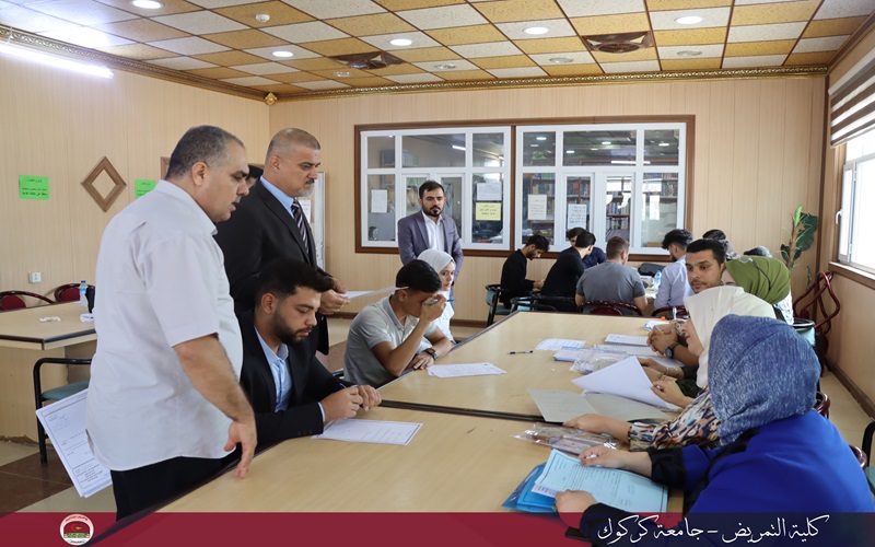 السيد عميد كلية التمريض يتابع بصورة مباشرة عمل اللجنة المكلفة في استقبال وقبول الطلبة الجدد المقبولين للعام الدراسي2023 _2024