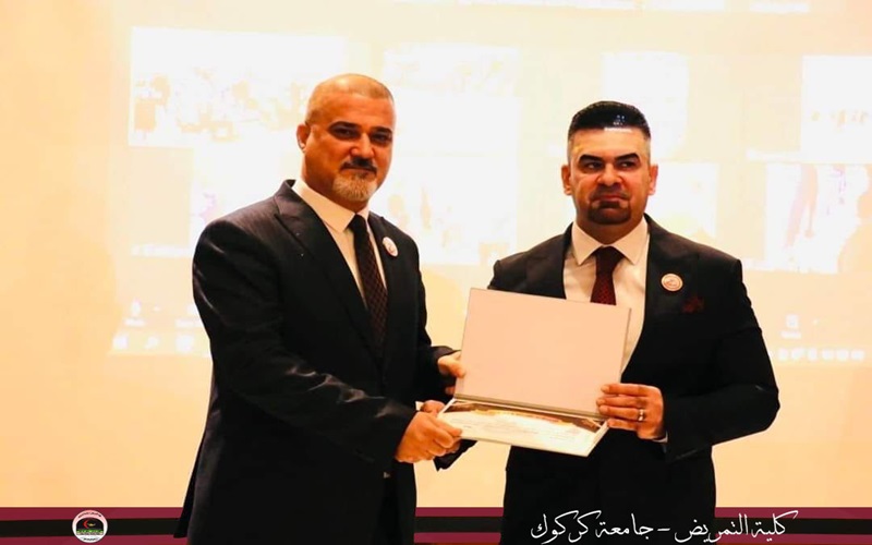 تكريم السيد عميد كلية التمريض من قبل السيد رئيس جامعة كركوك