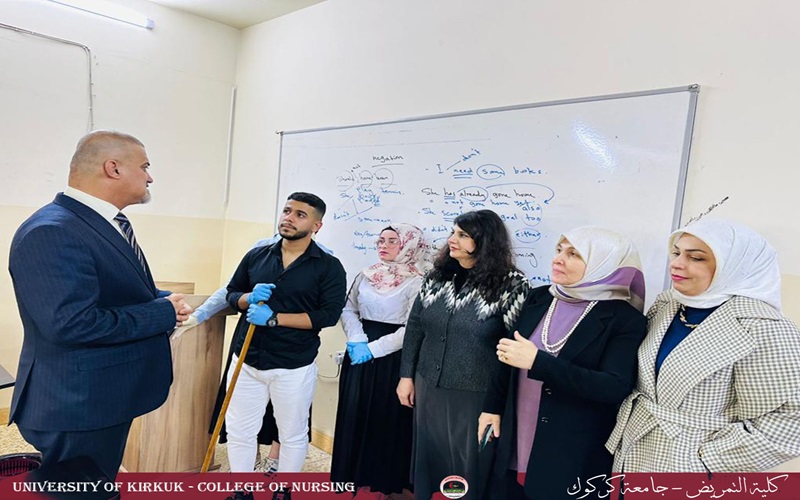 بمناسبة اليوم العالمي للعمل التطوعي قيام كلية التمريض بتنظيف قاعات الكلية بالتعاون مع الطلبة