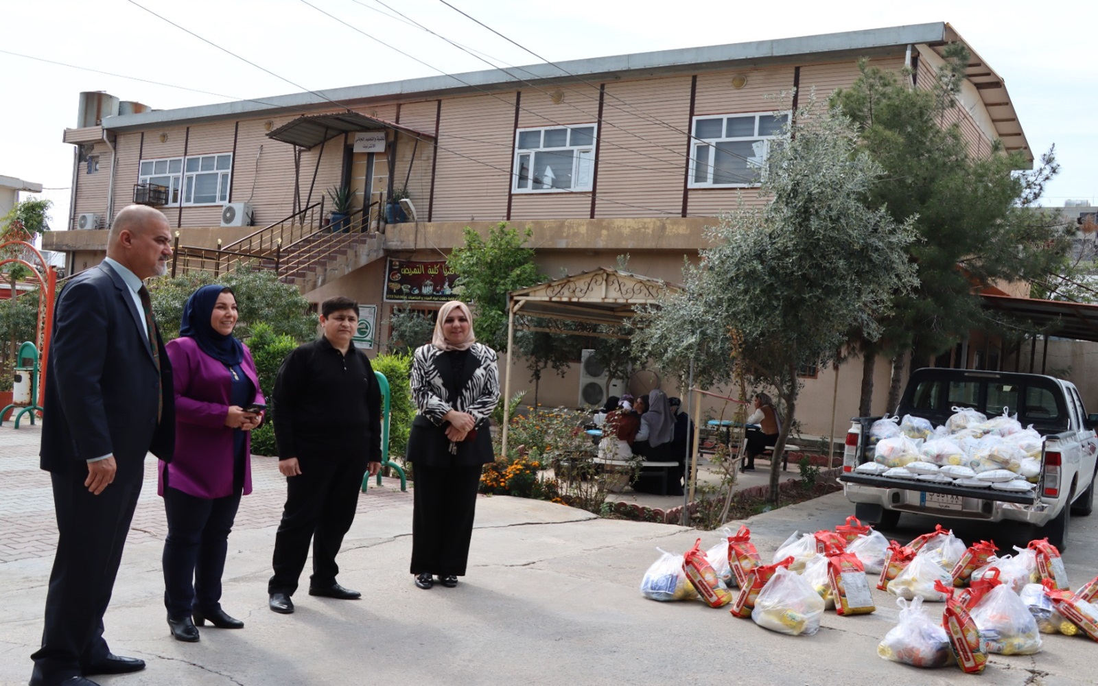 كلية التمريض تبادر بتوزيع سلات غذائية على طلبتها في الاقسام الداخلية