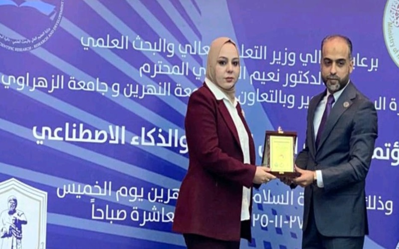 تكريم تدريسية بدرع التميز من قبل وزارة التعليم العالي والبحث العلمي