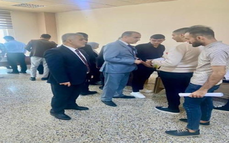 السيد عميد الكلية التربية للعلوم الصرفة / جامعة كركوك يتفقد عمل لجان استقبال وتسجيل الطلبة المقبولين الجدد للعام الدراسي ٢٠٢٤/ ٢٠٢٥
