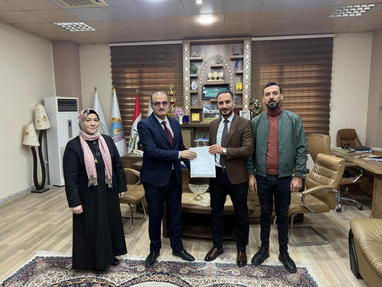 تكريم مسؤول وحدة العمل التطوعي في الكلية السيد علي عبدالهادي محمد