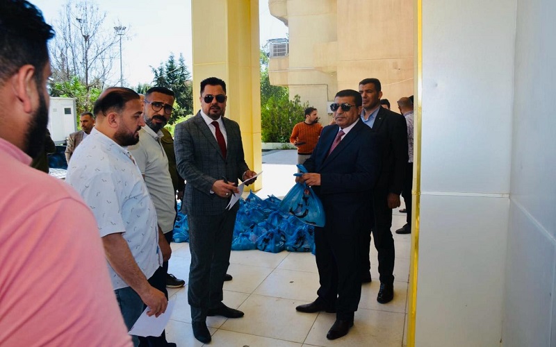 عمادة كلية العلوم توزع سلات رمضانية على طلبة الاقسام الداخلية