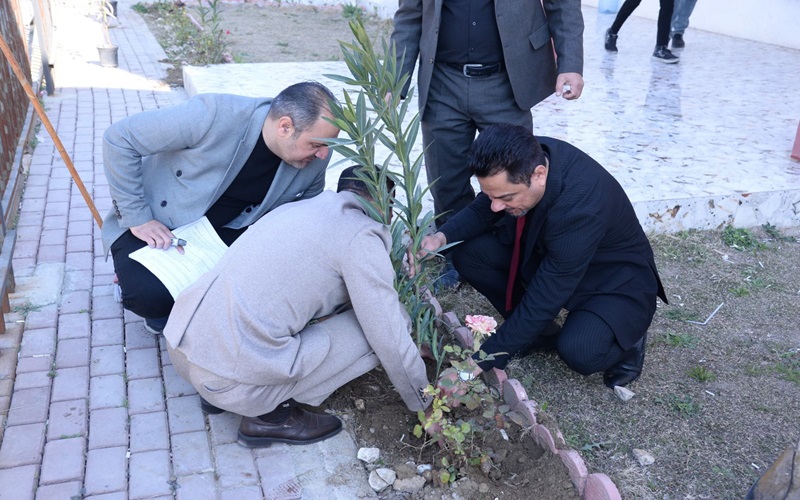 كلية العلوم تنظم حملة شتل الحدائق وتنظيف اروقة الكلية