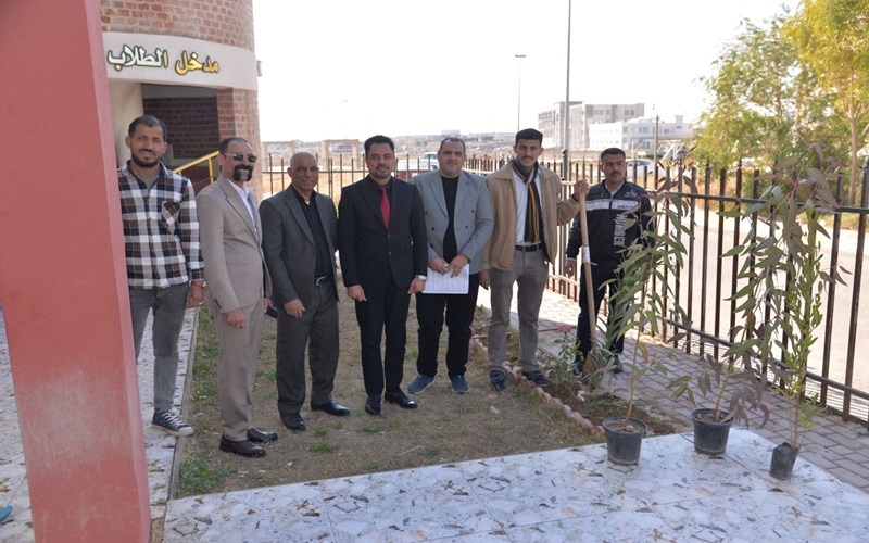 كلية العلوم تنظم حملة شتل الحدائق وتنظيف اروقة الكلية