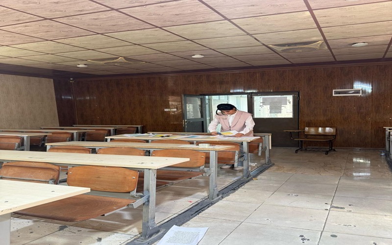 قسم الكيمياء ينهي استعداداته لتهيئة القاعات الامتحانية لاستقبال موعد الامتحانات النهائية للفصل الثاني
