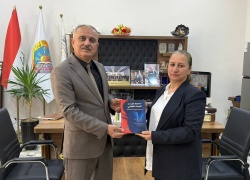 التدريسية الأستاذة الدكتورة ژيان عبدالله نوري تهدي مؤلفًا علميًا لمكتبة الكلية