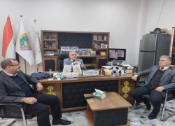 عميد الكلية يجري اجتماعًا مع أعضاء مجلس الكلية