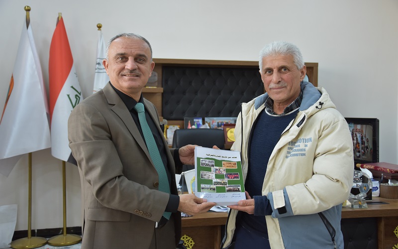 تدريسي يهدي أحد مؤلفاته العلمية لمكتبة كلية التربية البدنية وعلوم الرياضة