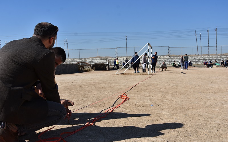 كلية التربية البدنية وعلوم الرياضة تنظم حملة تطوعية لتخطيط ملعب لكرة القدم الخماسي