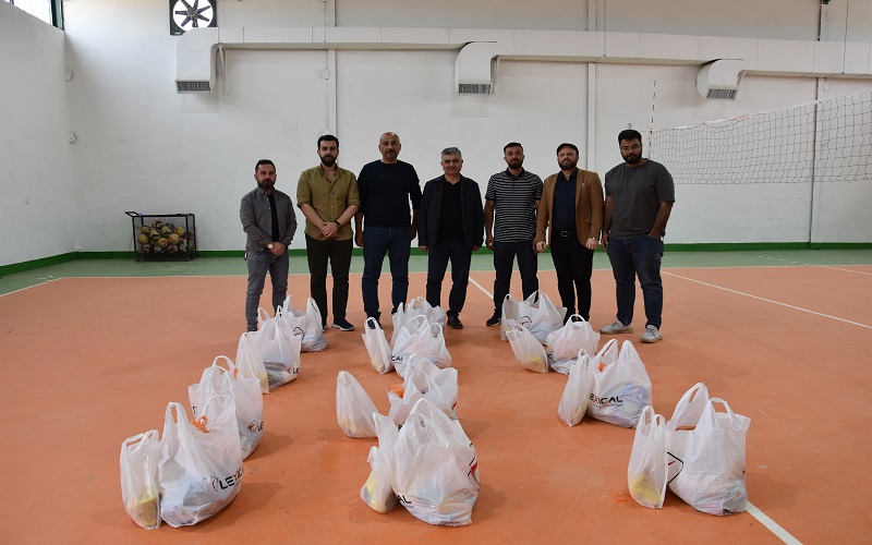 كلية التربية البدنية وعلوم الرياضة تنظم حملة تطوعية لتوزيع السلات الغذائية 