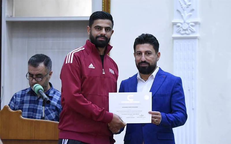 تدريسي في كلية التربية البدنية وعلوم الرياضة يحصل على شهادة تدريبية 