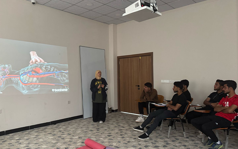 كلية التربية البدنية وعلوم الرياضة تنظم ورشة عمل عن التطبيق العملي للاسعافات الاولية