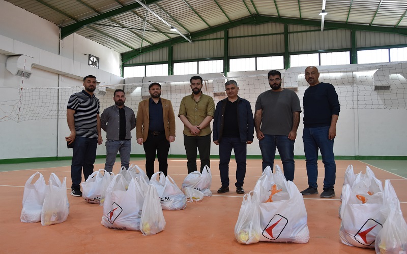 كلية التربية البدنية وعلوم الرياضة تنظم حملة تطوعية لتوزيع السلات الغذائية 